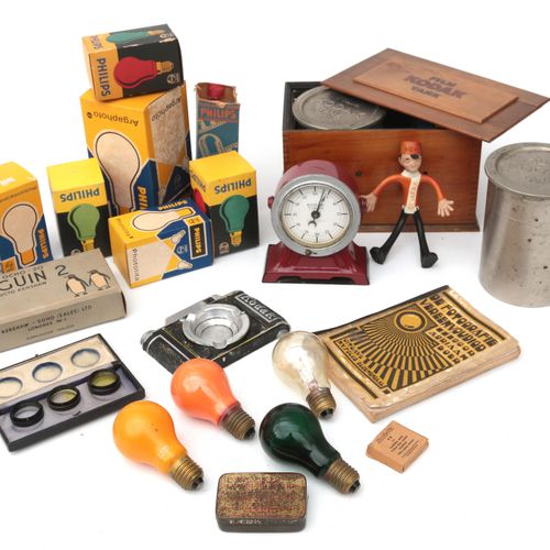 Null 一套暗房用品，如柯达显影罐、灯和计时器，20世纪。