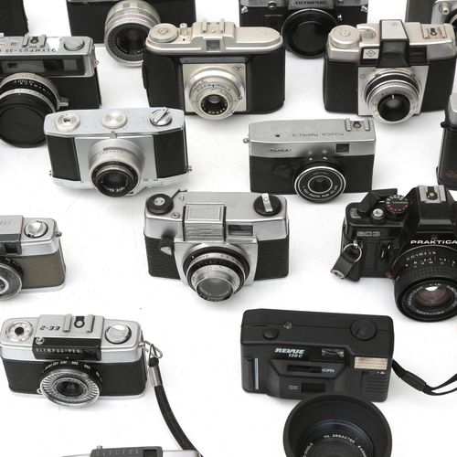 Null 收集了大约25台相机，包括，除此之外。奥林巴斯，Praktica，Agfa和Yashica，主要是20世纪下半叶。