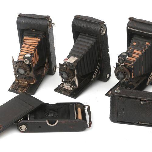 Null Cinco cámaras plegables para película, incluida la Kodak nº 3A, modelo C, d&hellip;