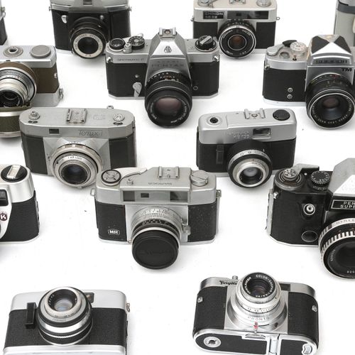 Null Una colección de veinte cámaras fotográficas diversas, entre ellas Pentax A&hellip;