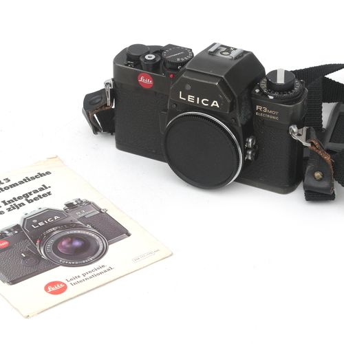 Null 一台Leica R3电子LSR相机机身，包括原始文件夹，约1971年。 自动缺陷。