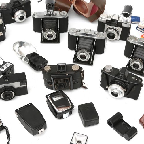 Null 十台爱克发相机的收藏，包括滤镜、闪光灯和箱子等配件，有些还在原包装中，20世纪下半叶。