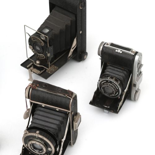Null 八台用于胶片的折叠式相机，包括Zenobia, Kodak和Icarette，20世纪上半叶。