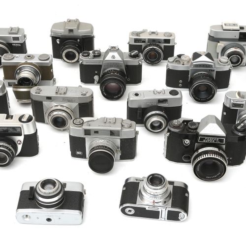 Null Une collection de vingt appareils photo divers, dont des Pentax Asahi, des &hellip;