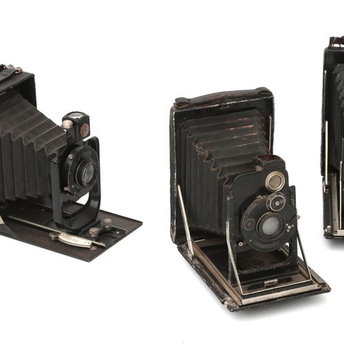 五种不同的玻璃板折叠相机，包括Kamera Werkstätten Dresden，主要是德国，20世纪初。