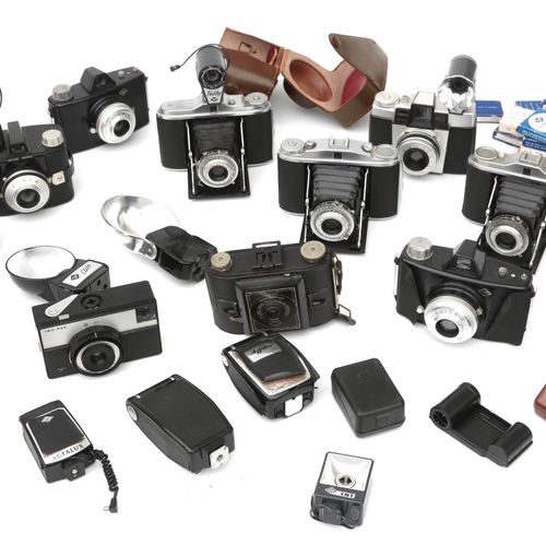 Null A collection of ten Agfa camera's with accessoires like filters, flashes an&hellip;