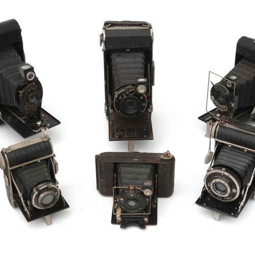 Null 八台用于胶片的折叠式相机，包括Zenobia, Kodak和Icarette，20世纪上半叶。