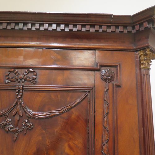Null 一个桃花心木路易-塞泽橱柜，装饰有镀金配件，花环和两个科林斯柱子的锥形脚，荷兰，约1780。栅栏丢失。210 x 175 x 56厘米。