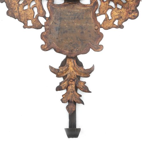 Null 一个德国的多色装饰的十字架，有一个带门的隔间，里面有一幅基督在十字架上和他的门徒的画，18世纪。70 x 47 ,5厘米。