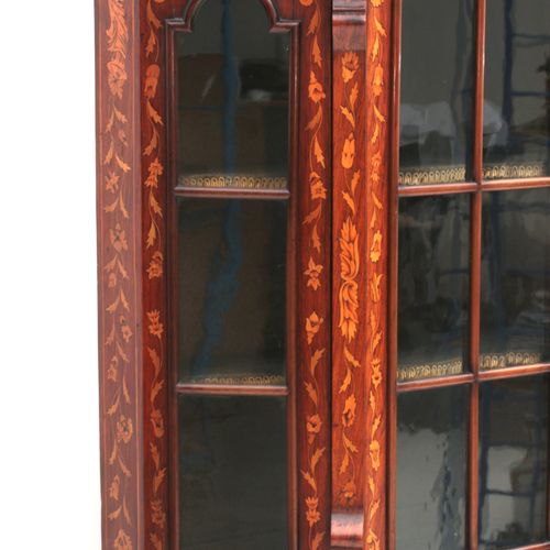 Null Une vitrine marquetée montée en laiton avec des motifs feuillus sur des pie&hellip;