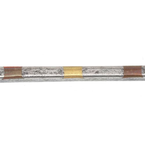 Null Grande louche en fer forgé et laiton, marquée PS, XVIIIe siècle. L. 53,5 cm&hellip;