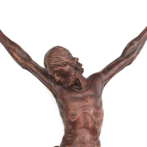 Null A carved wooden crucifix, 17th/18th century. L. 60 cm.