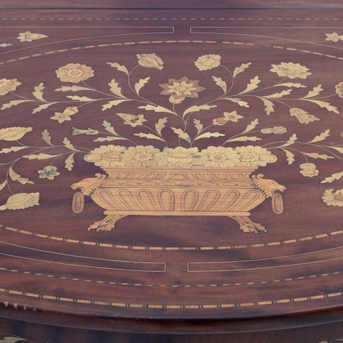 Null 
一张圆形的桃花心木镶嵌扩展餐桌，桌面上有花篮，边框上有叶子的图案，在一个六边形的柱子上，有一个阶梯式的底座，有六个爪子的脚，19世纪下半叶，还有六把&hellip;