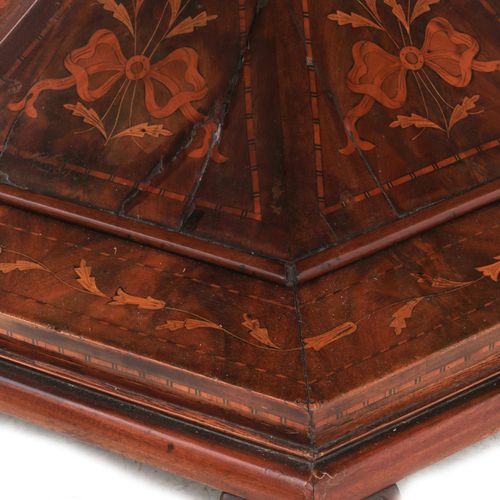 Null 
A round mahogany inlaid extending dining table, the top with flower basket&hellip;