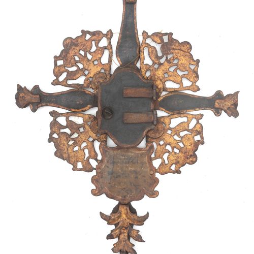 Null Ein deutsches, polychrom verziertes Kruzifix mit einem Fach mit einer Tür, &hellip;