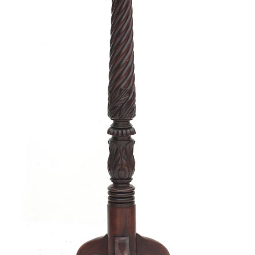 Null A mahogany pedestal on three claw feet, probably England, 19th century. H. &hellip;