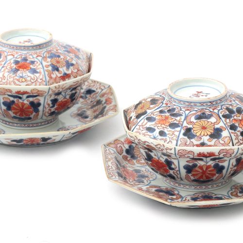 Null 一对八角形，部分镀金的日本伊万里瓷器碗，碟子上有花卉装饰，约1800年。

碗的直径为15厘米，碟子的直径为19.5厘米，一个盖子损坏。