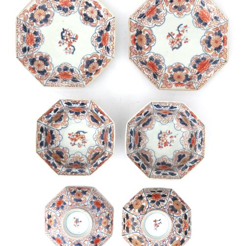 Null A pair of octagonal, partially gold-enhanced Japanese Imari porcelain bowls&hellip;