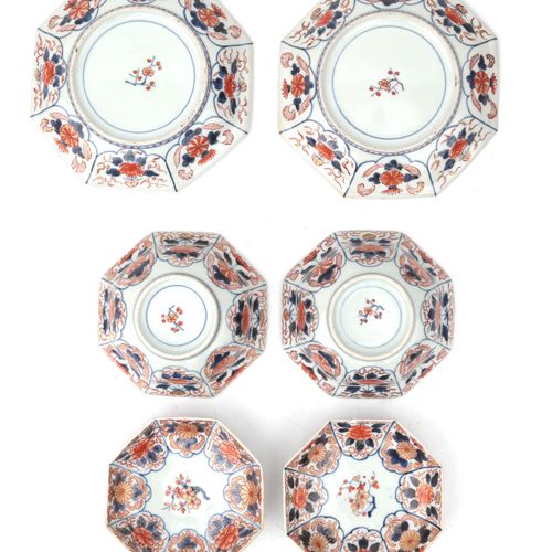 Null 一对八角形，部分镀金的日本伊万里瓷器碗，碟子上有花卉装饰，约1800年。

碗的直径为15厘米，碟子的直径为19.5厘米，一个盖子损坏。