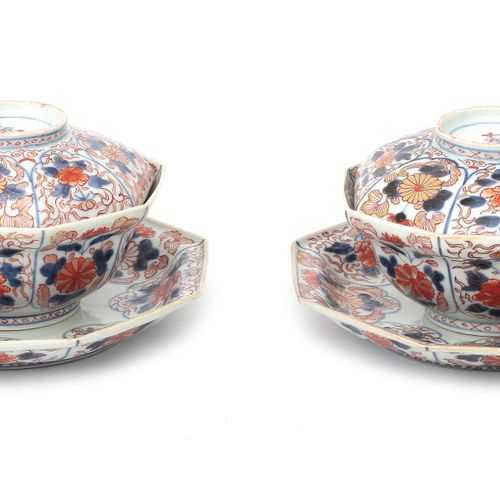 一对八角形，部分镀金的日本伊万里瓷器碗，碟子上有花卉装饰，约1800年。 
碗的直径为15厘米，碟子的直径为19.5厘米，一个盖子损坏。