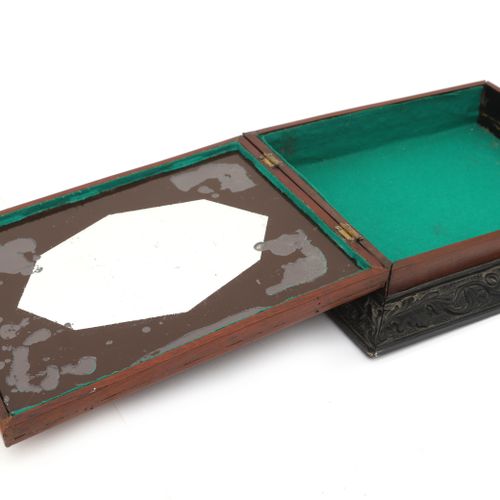 Null 一个橡木盒子，上面有乌木雕刻的射击游戏。施瓦茨瓦尔德。38.5 x 31.5厘米。