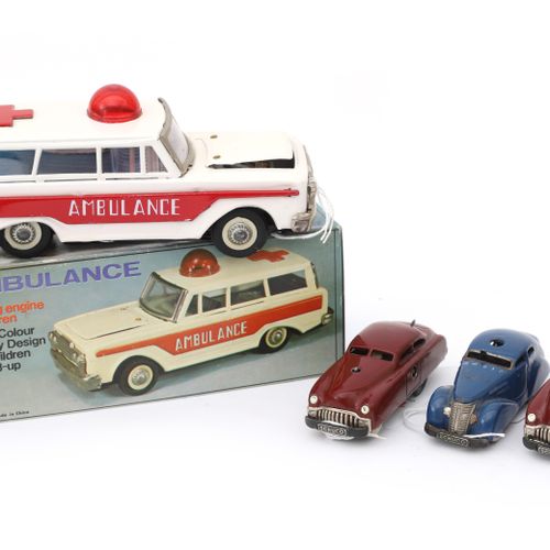 Null 四辆玩具车。Schuco 3000和3041以及一辆救护车的原箱。处于播放状态，缺少钥匙。