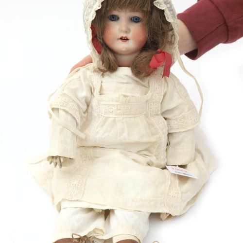 Null 瓷器Heubach德国娃娃模型250。 4/0。嘴巴张开，蓝色玻璃眼睛，纸糊的身体。穿戴整齐，有鞋。长度：47厘米。