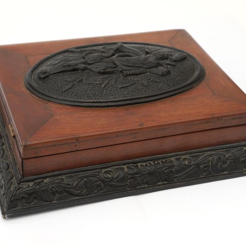 Null Une boîte en chêne avec des sculptures en bois ébénisé représentant du gibi&hellip;