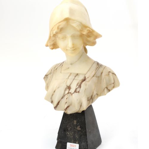 Toegeschreven aan Richard Aurili (1834-1914) 一个欢快的年轻女士的大理石半身像，在一个黑色底座上。帽底和帽尖都已损坏&hellip;