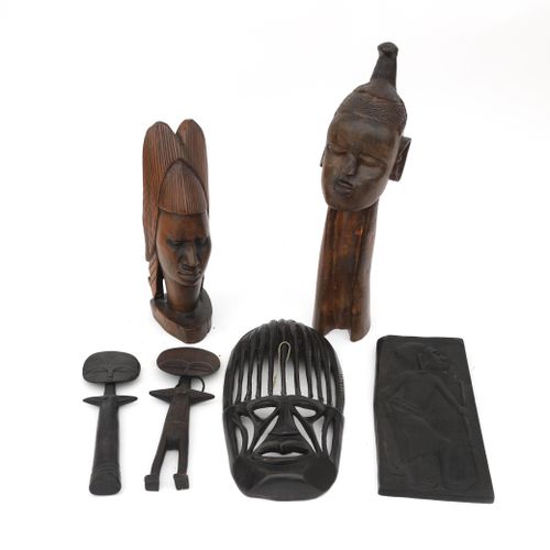 Null Une vente de sculptures africaines en bois.