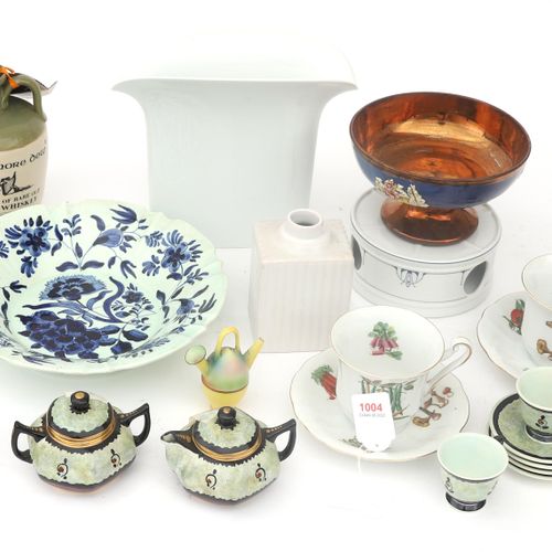 Null 一件便宜的陶器和瓷器物品，包括兔子形状的胡椒和盐瓶，威士忌瓶和青花瓷盘。