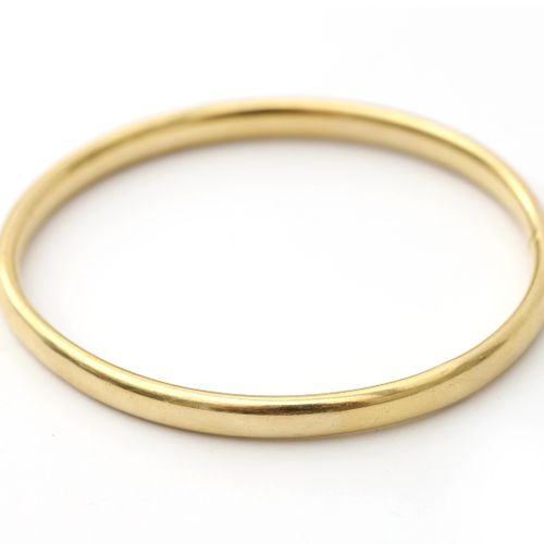 Null A 14 crt. Gold hollow bangle. Gross weight: 11 grams. Diameter: 50 x 60 mm.