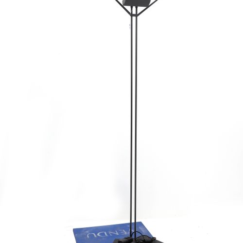 Null Un lampadaire en métal noir, Asahara Sikeagi pour Lucitalia. Modèle Accaemi&hellip;