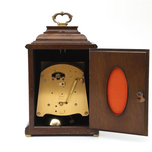 Null 一个Elliot London的老式座钟，有毛边胡桃木贴面的表壳和镀金表盘。该机芯为手动上链，并有一个敲击装置。29 x 17 x 11.3厘米。