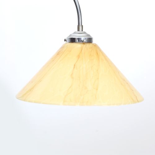Null A height adjustable lamp with a marbled lampshade. Height: 155 cm.