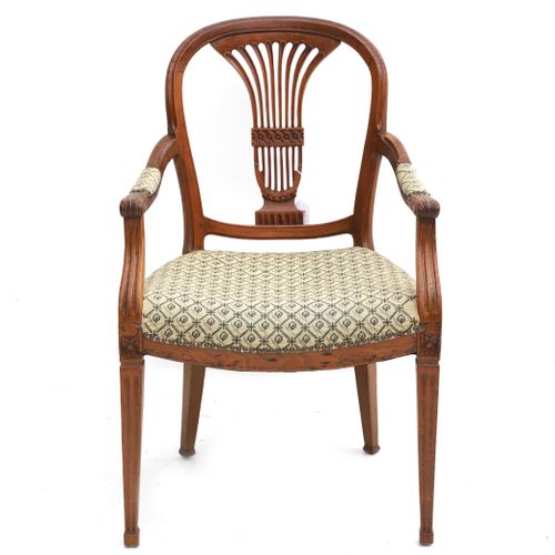 Null 一把路易斯-塞泽风格的椅子，有雕刻的扶手，后面有一个突出的竖琴。用绿色和白色的几何形状的织物重新装潢。高度：94厘米。