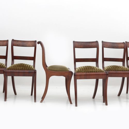 Null Six chaises à pattes de zibeline en acajou avec tapisserie en velours vert &hellip;