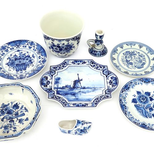 Null 一件便宜的蓝白陶器物品，主要是代尔夫特蓝，还有一个缓存罐和盘子。