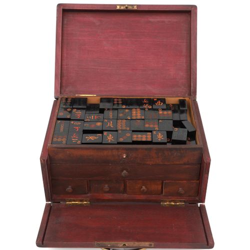 Null Ein Mahjong-Spiel in einer Holzkiste mit schwarzen Steinen und falschen Sch&hellip;
