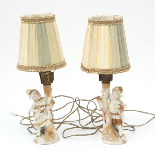 Null Paire de lampes en porcelaine française avec des feuilles de cuivre en form&hellip;