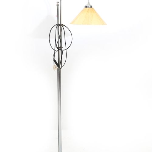 Null A height adjustable lamp with a marbled lampshade. Height: 155 cm.