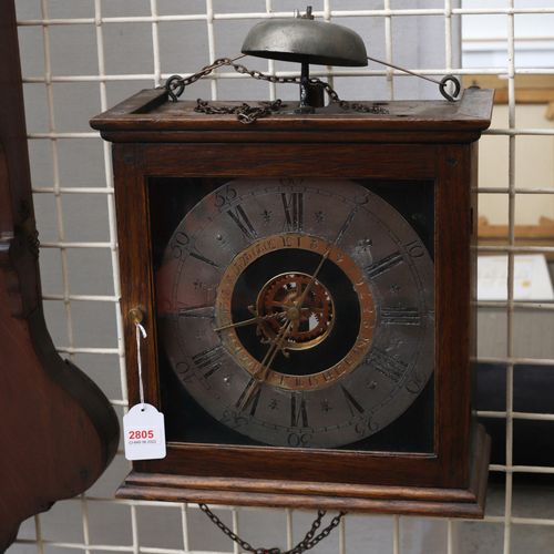 Null 一个有吸引力的挂钟，在一个橡木箱子里，有一个刻有罗马数字的表盘，有敲击装置。18世纪。35 x 33厘米。