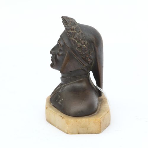 Een bronzen buste. Dante mounted on an alabaster base. Marked on the bottom with&hellip;