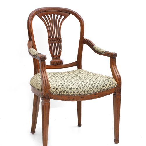 Null 一把路易斯-塞泽风格的椅子，有雕刻的扶手，后面有一个突出的竖琴。用绿色和白色的几何形状的织物重新装潢。高度：94厘米。