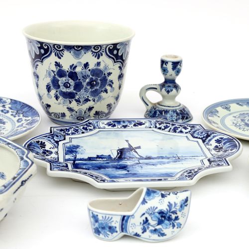 Null 一件便宜的蓝白陶器物品，主要是代尔夫特蓝，还有一个缓存罐和盘子。