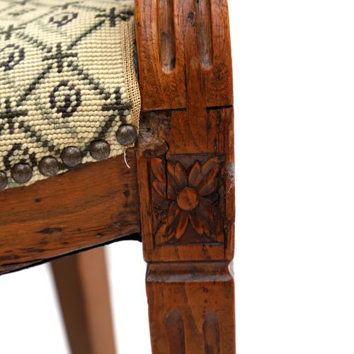 Null Ein Stuhl im Louis-Seize-Stil mit geschnitzten Armlehnen und einer hervorst&hellip;