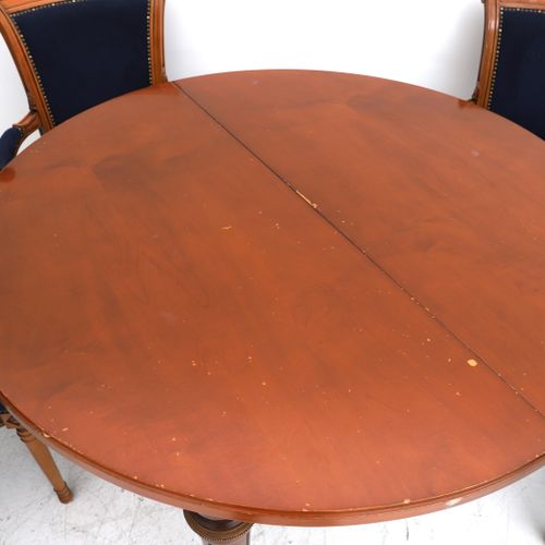 Null Ausziehbarer Tisch aus Kirschholz mit zwei Armlehnstühlen und vier blau gep&hellip;