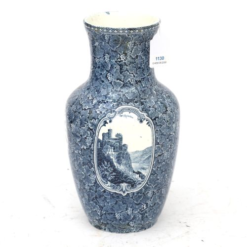 Null Un vase balustre en porcelaine, Allemagne, 1ère moitié du 20ème siècle. Mar&hellip;