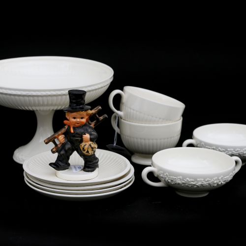 Null 一个陶制水果碗和两个茶碗，Wedgwood "Edme"，两个汤碗和一个Goebel小雕像。直径23.5厘米的水果碗。(6)
