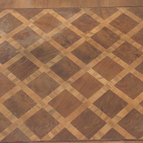Null 镶嵌的胡桃木边桌。尺寸：40x51x51厘米。